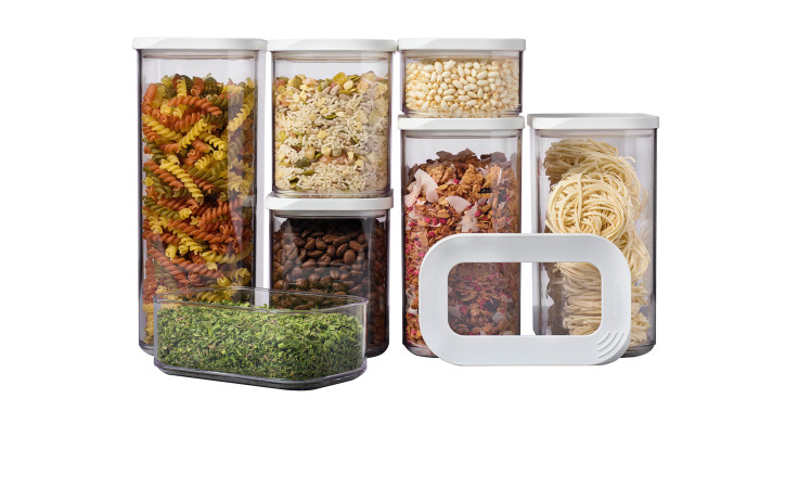 Das Mepal Vorratsdosen-Set Modula 7-tlg. bewahrt Nudeln, Bohnen und Kräuter übersichtlich in durchsichtigen Behältern mit weißem Deckel auf.