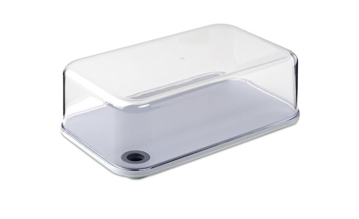 Die Mepal Servierbox Modula 2,8 l ist ein rechteckiger, transparenter Lebensmittelbehälter mit einem belüfteten Deckel in einer Ecke.