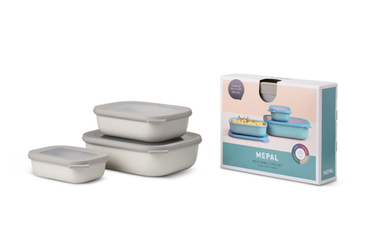 Drei weiße Mepal Multischüssel-Set Cirqula 3-tlg. mit grauen Deckeln neben passender Mepal-Verpackung.