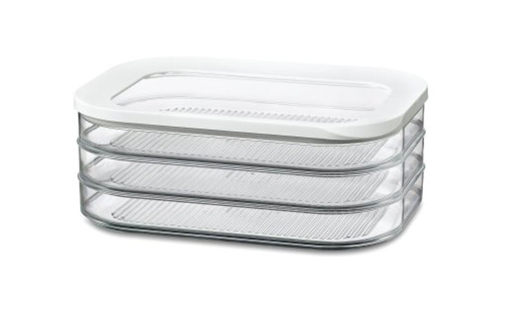 Die Mepal Kühlschrank-Aufschnittdose Modula ist ein stapelbarer, rechteckiger Behälter mit 3 Schichten und einem weißen Deckel.