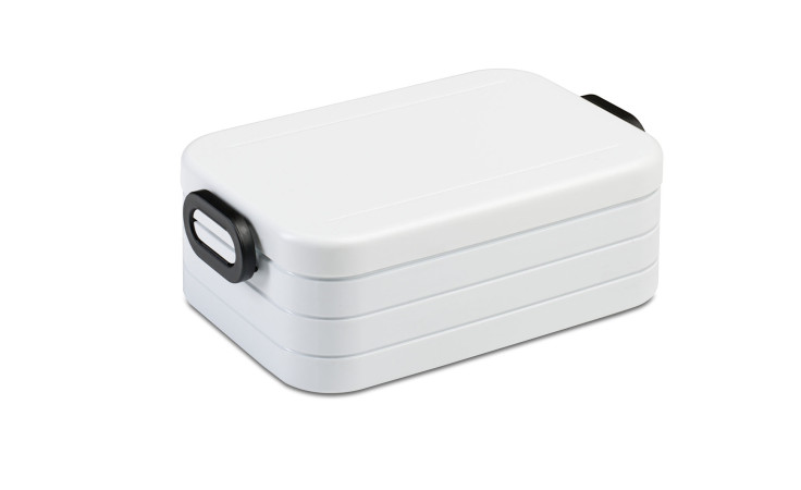 Die weiße Mepal Lunchbox Take a Break Midi 900 ml aus Kunststoff mit schwarzen Griffen vor weißem Hintergrund.