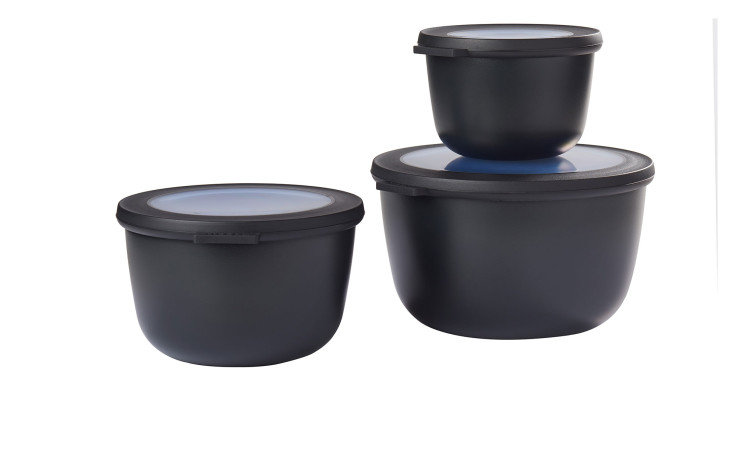 Drei Mepal Multischüssel-Set Cirqula 3-tlg. Behälter mit durchsichtigen Deckeln, gestapelt auf weißem Hintergrund.