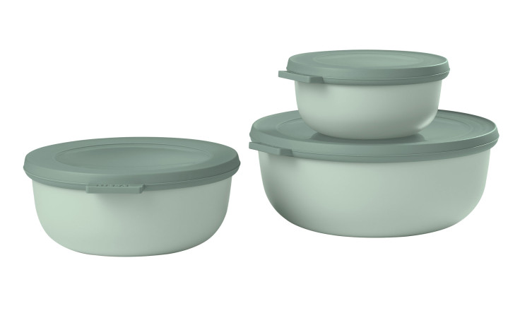 Drei runde grüne Mepal Multischüssel-Set Cirqula (3-tlg.) Behälter mit Deckeln, gestapelt auf weißem Hintergrund.