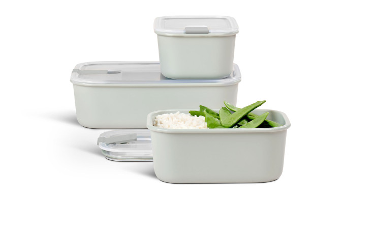 Drei Mepal Frischhaltedosen-Set Easyclip 3-tlg. mit transparenten Deckeln, einer offen mit Reis und Zuckerschoten.