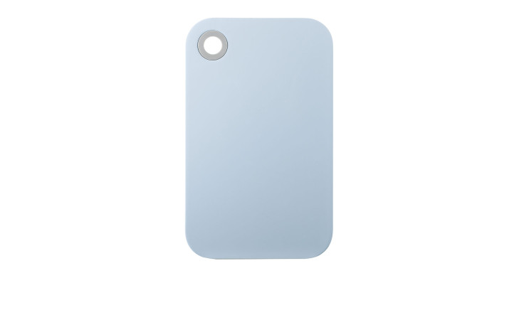 Hellblaues Mepal Frühstücksbrettchen, Kunststoff, mit abgerundeten Ecken und einem kreisrunden Loch auf weißem Grund.