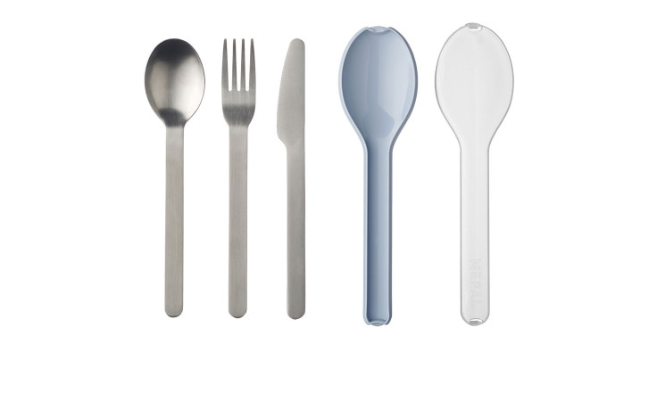 Mepal Besteckset Ellipse 3-tlg: Edelstahl Löffel, Gabel, Messer + 2 Kunststoff Löffel (Blau, klar) auf weißem Hintergrund.