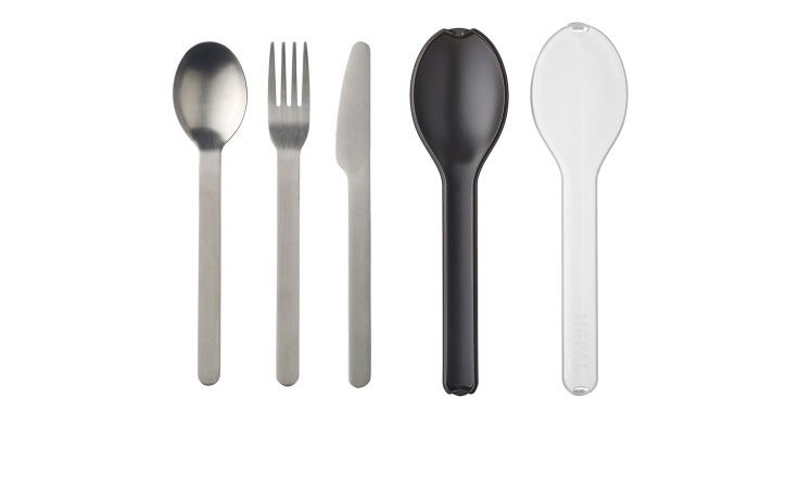 Mepal Besteckset Ellipse 3-tlg.: Löffel, Gabel, Messer & 2 Kunststofflöffel vertikal auf weißem Hintergrund dargestellt.