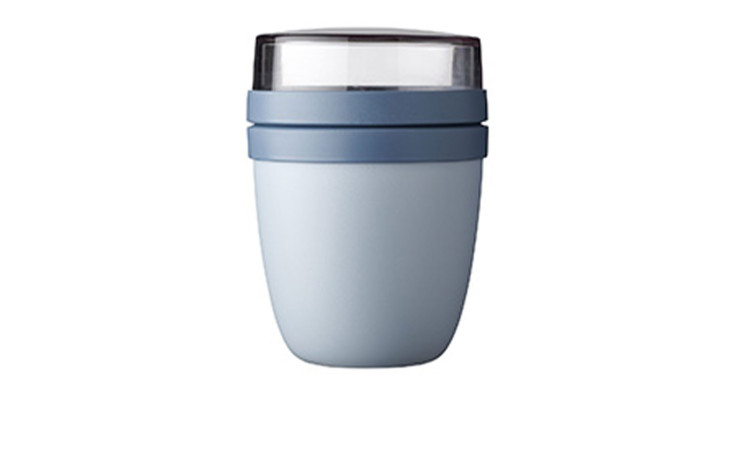 Ein hellblauer Mepal Lunchpot Ellipse mit klarem Deckel und dunkelblauem Band, montiert auf weißem Hintergrund.