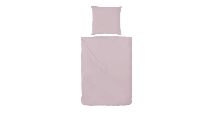 Einzelbett mit hellrosa Renforce-Bettwäsche Stone Washed 135x200 cm, abgebildet auf weißem Hintergrund.