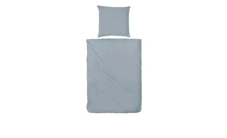 Ein sauber gemachtes Bett mit Renforce-Bettwäsche Stone Washed 155 x 220 cm und passendem Kopfkissenbezug auf weißem Untergrund.