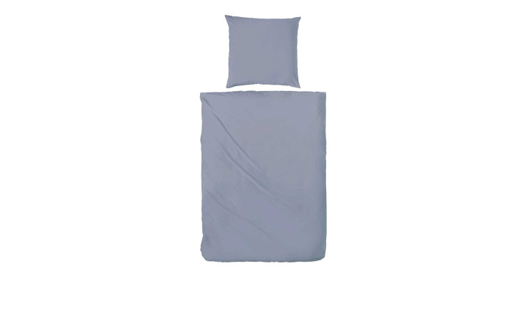 Ein sauber gemachtes Bett mit Renforce-Bettwäsche Stone Washed 155 x 220 cm und passendem Kopfkissenbezug auf weißem Untergrund.