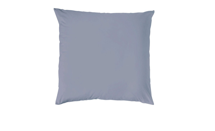 Ein Renforce-Kissenbezug Stone-Washed 40 x 40 cm in hellgrau auf weißem Hintergrund.