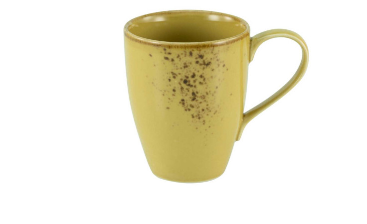 Creatable Kaffeebecher Nature 300 ml in currygelb mit geschwungenem Henkel, braun gesprenkelt, Höhe 11 cm, auf weißem Grund.