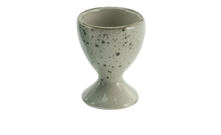 Gestaltbarer Eierbecher Natur, gesprenkeltes graues Steinzeug, breite Basis, Höhe 7 cm, isoliert auf weißem Hintergrund.