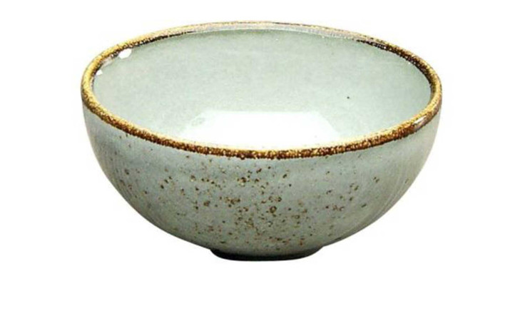 Die Creatable Dipschale Nature 11,5 cm ist eine kleine graue Steinzeugschale mit gesprenkelter Glasur und braunem Rand, H 5 cm.