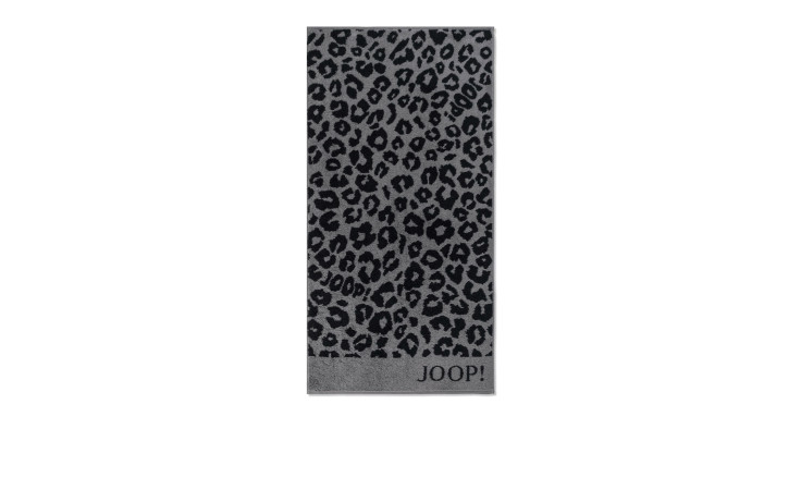 JOOP! Handtuch Leo 50x100 cm - graues Handtuch mit schwarzem Leo-Print und JOOP!-Schriftzug am unteren Rand.