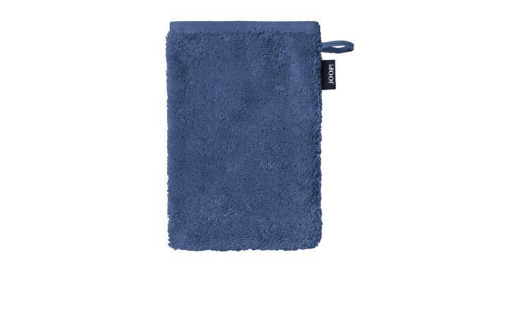 Der JOOP! Waschhandschuh Split 16 x 22 cm von Joop ist ein rechteckiger blauer Waschlappen mit einer Schlaufe und einem schwarzen Anhänger.