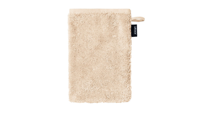 Der JOOP! Waschhandschuh Split ist ein beiger, rechteckiger Waschlappen mit einer Stoffschlaufe und schwarzem Seitenetikett von Joop.