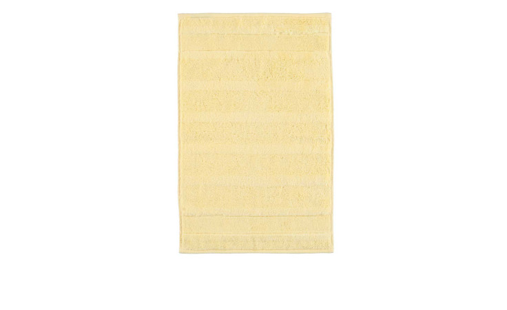 Das Gästehandtuch Noblesse 30 x 50 cm von Cawö liegt hellgelb auf weißem Hintergrund.
