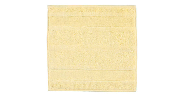 Das Duschtuch Noblesse 80 x 160 cm von Cawö, in gelber Naturfaser, zeigt sich einfach strukturiert auf weißem Grund.