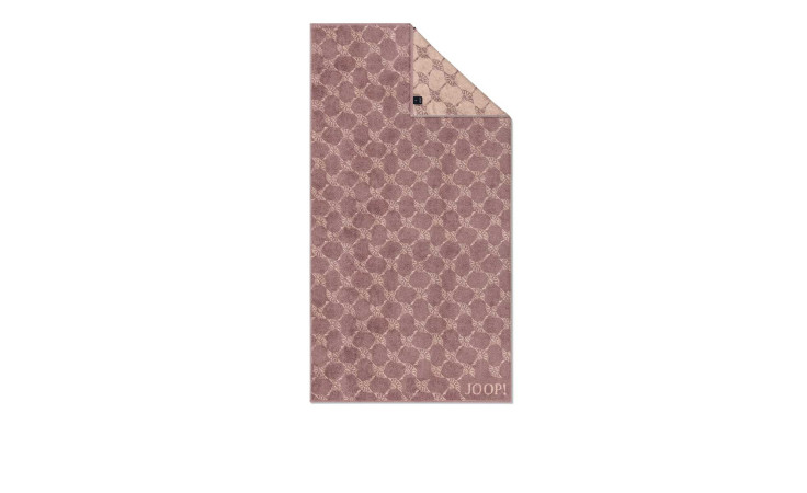 Ein mauvefarbenes JOOP! Duschtuch Classic Cornflower 80x150 cm mit geometrischem Muster, ein Rand leicht gefaltet.