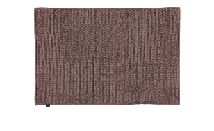 Der Cawö Badteppich Loop 60 x 100 cm, eine strukturierte braune Matte, liegt flach auf einem weißen Untergrund.