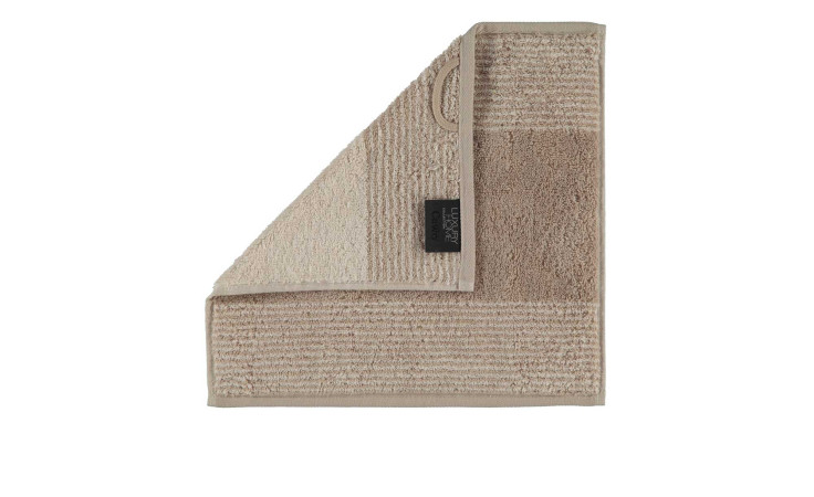 Ein beiges Cawö Seiftuch Two-Tone 30x30cm Handtuch, strukturiert, gefaltet um das Etikett und die Aufhängeschlaufe zu zeigen.