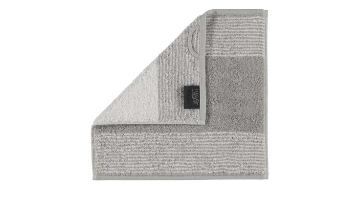 Cawö Seiftuch Two-Tone 30 x 30 cm graues Handtuch mit Streifen, Naturfaser-Label und Aufhängeschlaufe auf weißem Grund.