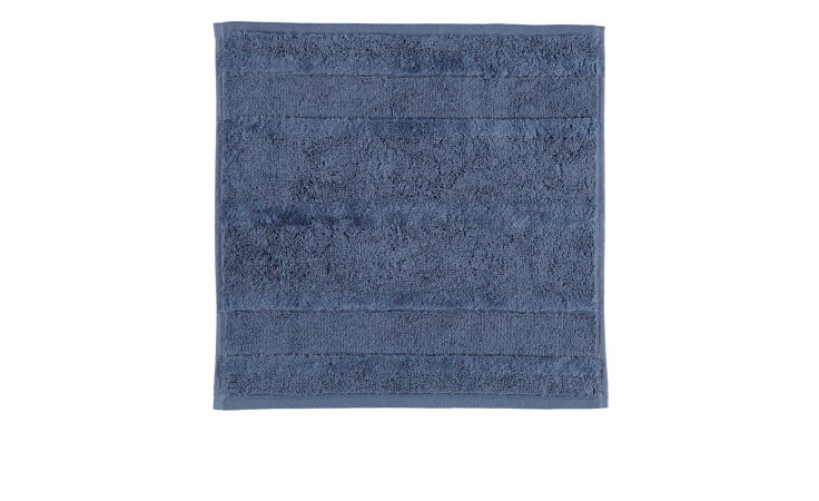 Ein sauber gefaltetes Cawö Seiftuch Noblesse 30 x 30 cm in Nachtblau, mit einem strukturierten Muster auf weißem Hintergrund.