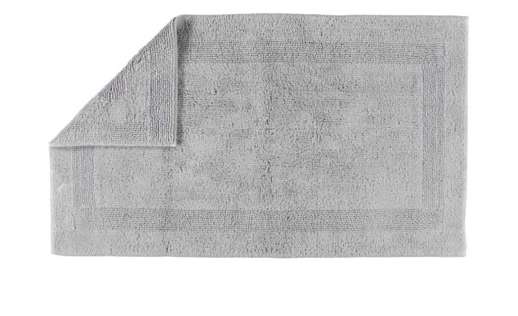 Der Cawö Wende-Badteppich 70 x 120 cm, platinfarben, ist rechteckig mit einer sauber gefalteten Ecke auf Weiß abgebildet.