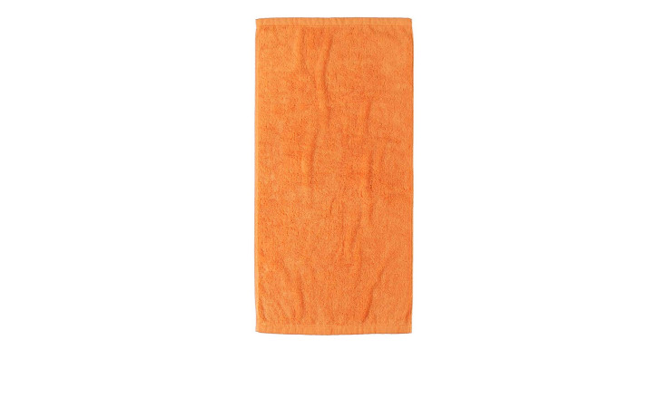 Ein Cawö Handtuch Lifestyle 50 x 100 cm in Orange ist der Länge nach auf weißem Grund gefaltet.