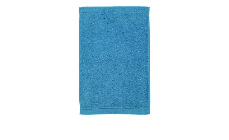 Ein Cawö Gästehandtuch Lifestyle 30 x 50 cm ist vor einem weißen Hintergrund ordentlich gefaltet.