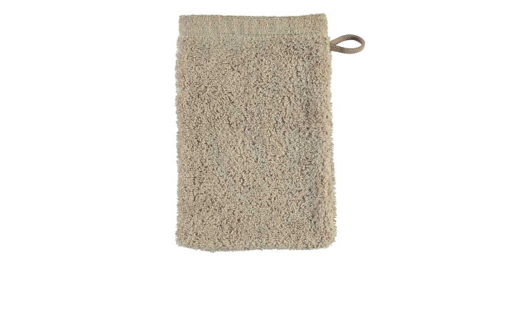 Der beige Cawö Waschhandschuh Lifestyle 16 x 22 cm mit Aufhängeschlaufe ist auf weißem Hintergrund abgebildet.
