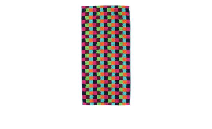 Das Cawö Handtuch Lifestyle 50 x 100 cm aus Naturfaser mit buntem Karomuster in Rot, Grün, Blau, Gelb und Schwarz.