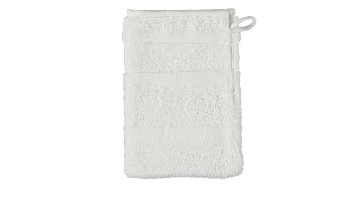 Ein weißer Waschhandschuh Noblesse 16 x 22 cm von Cawö aus Naturfaser mit Aufhängeschlaufe vor weißem Hintergrund.
