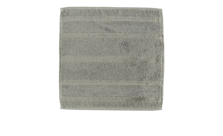 Ein gefaltetes Cawö Duschtuch Noblesse 80 x 160 cm mit horizontalen, strukturierten Streifen auf weißem Hintergrund.