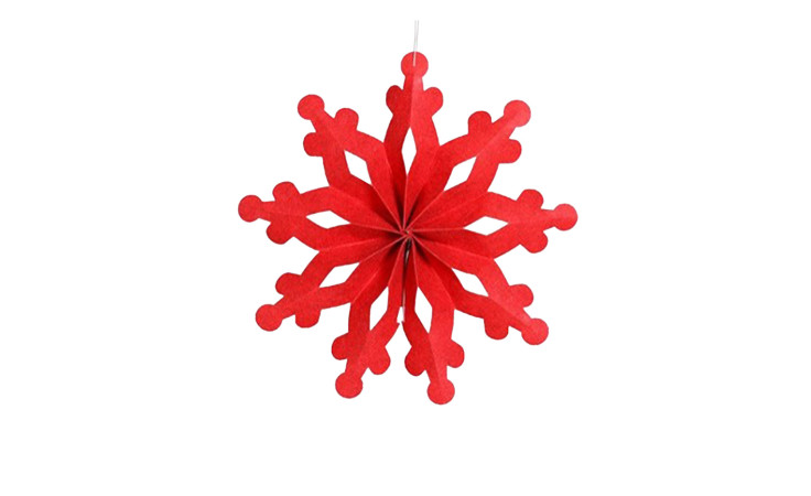 DPI Schneeflocke, 40 cm, roter Filz, sechszackige Schneeflocke, hängend vor weißem Hintergrund.