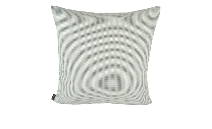 Kissenhülle Prado 38x38 cm in Grau/Grün mit dezentem Streifenmuster aus weicher Synthetikfaser, auf Weiß gezeigt.