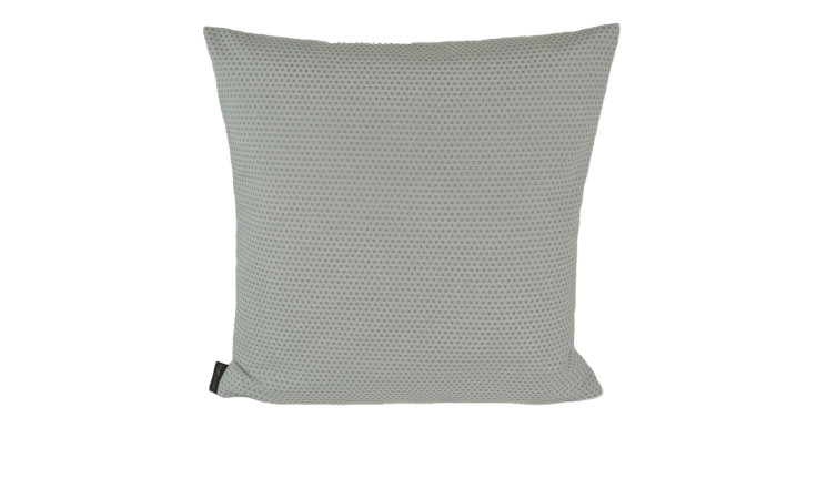 Die Kissenhülle Yuca 50 x 50 cm Farn ist eine hellgraue Kissenhülle mit einem dezenten Muster auf weißem Hintergrund.