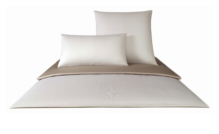 Ein Bett mit Joop Mako-Satin Bettwäsche (135x200 cm), zwei Kissen und einer taupefarbenen Decke, die am Fußende gefaltet ist.
