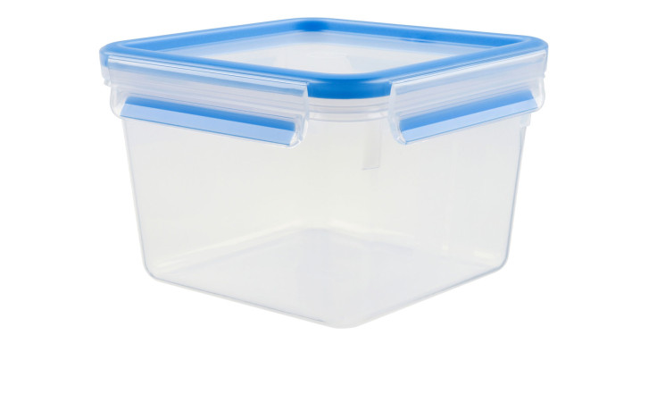 Emsa Frischhaltedose Clip & Close 1,75 l, transparent, mit blauem Deckel, sicher verschlossen auf weißem Hintergrund.