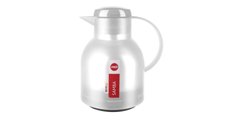 Eine weiße Emsa Isolierkanne Samba 1 l Thermokaraffe mit Henkel und rotem Samba-Etikett auf der Vorderseite.