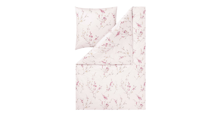 Estella Mako-Jersey-Bettwäsche Elsa 155x220 cm in hellrosa Blütendruck mit Kissenbezug und Bettdecke abgebildet.