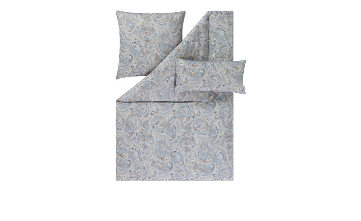 Estella Mako-Satin-Bettwäsche Diana 135 x 200 cm in blau-grauem Paisley, von oben gesehen mit Bettdecke und Kissenbezug.