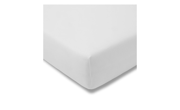 Nahaufnahme eines Estella Jersey-Spannbettlakens 100 x 200 cm, über eine Matratzenecke gelegt, vor weißem Hintergrund.