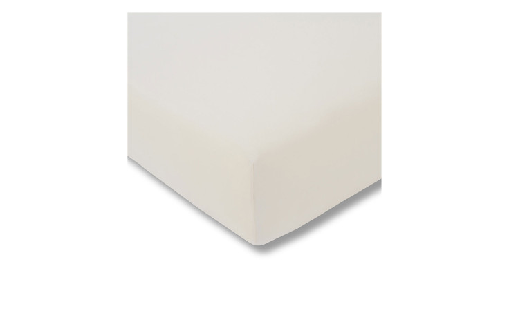 Nahaufnahme eines Estella Jersey-Spannbettlakens 100 x 200 cm, weiß, über eine Matratzenecke gelegt.