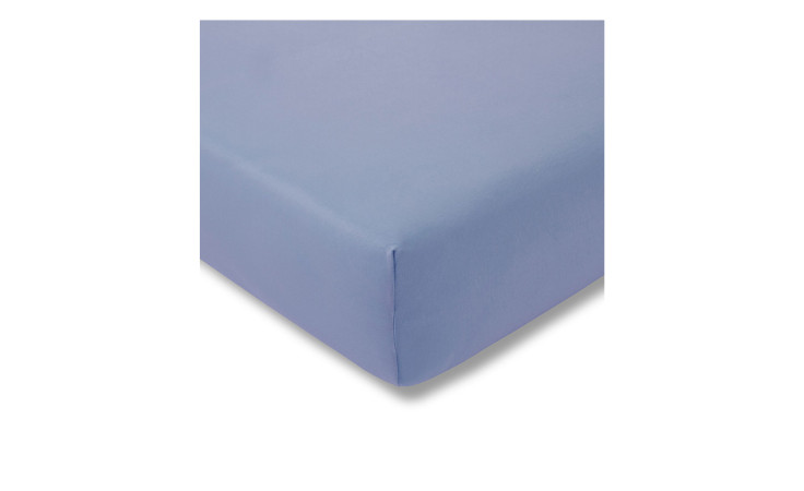 Nahaufnahme von Estella Jersey-Spannbettlaken 100 x 200 cm in Blau, sauber über eine Matratze gelegt, vor einem weißen Hintergrund.