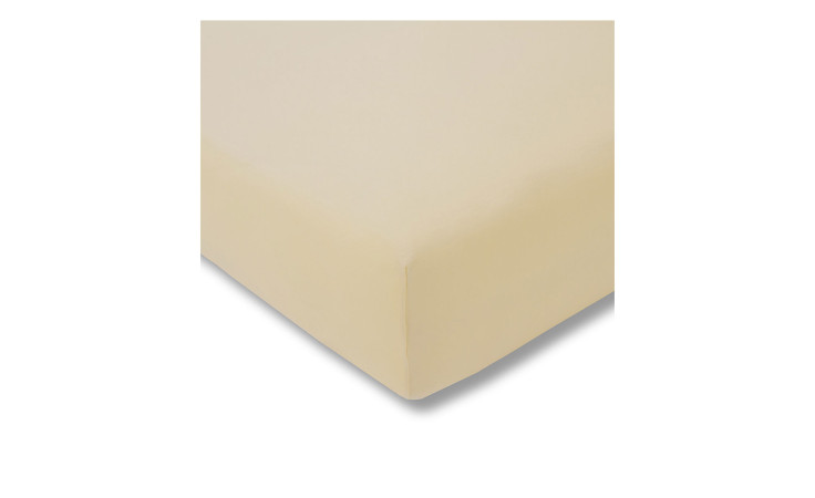 Nahaufnahme eines Estella Jersey-Spannbettlakens 100 x 200 cm, beige, über eine Matratzenecke gelegt, vor weißem Hintergrund.