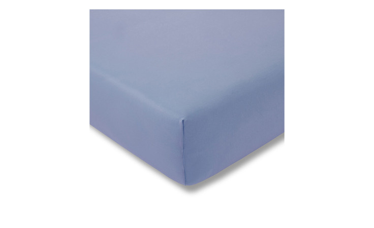 Nahaufnahme der Ecke eines Estella Jersey-Spannbettlaken 150 x 200 cm auf einer Matratze vor einem weißen Hintergrund.