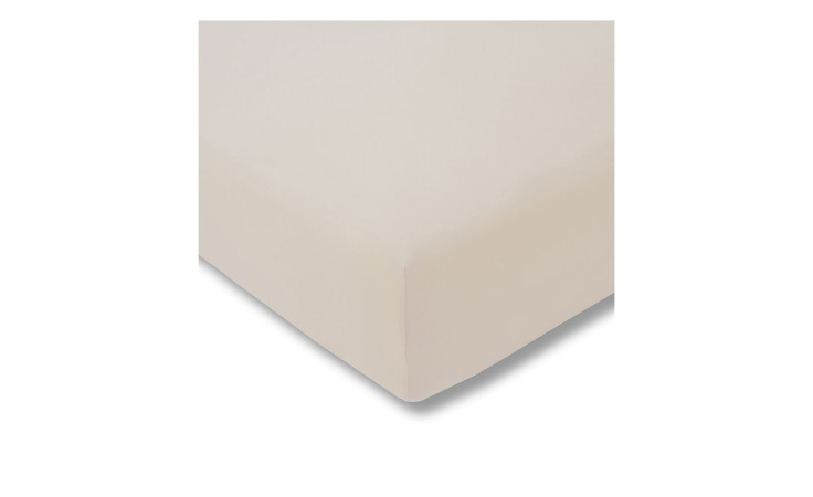Eckansicht von Estella Jersey-Spannbettlaken 150 x 200 cm, beige, über einer Matratze vor weißem Hintergrund.